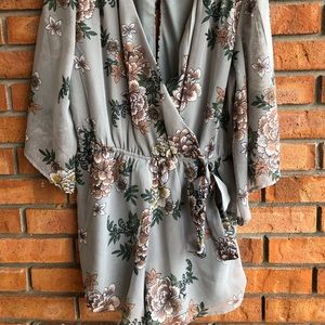 🎈 2/$25 Gray Floral Romper